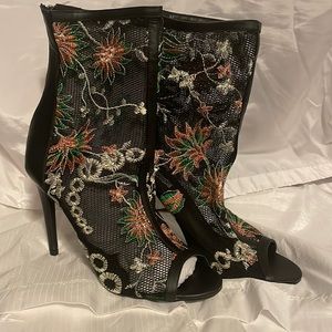 Sz 10 Black Floral Cape Robbin Booties